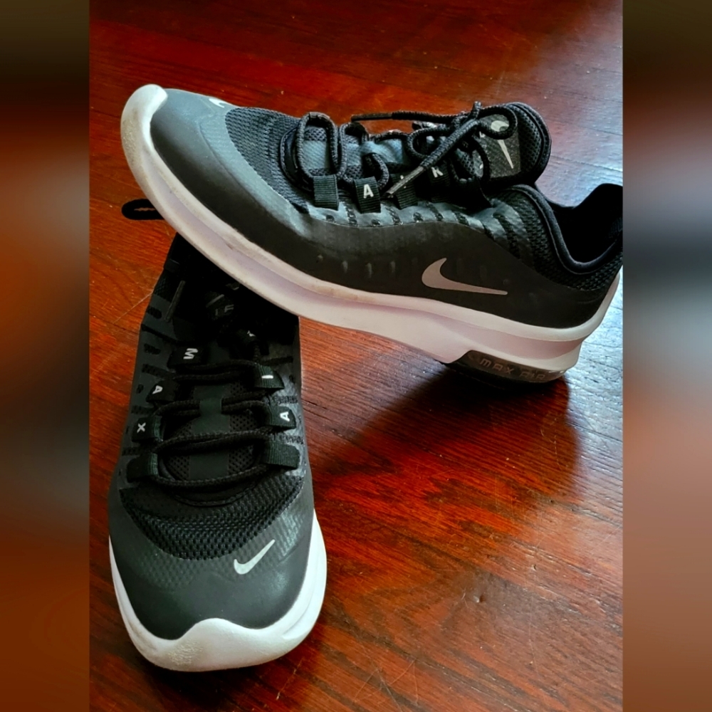 Women's Nike Sneakers size 8.5 great condition,  barely wore